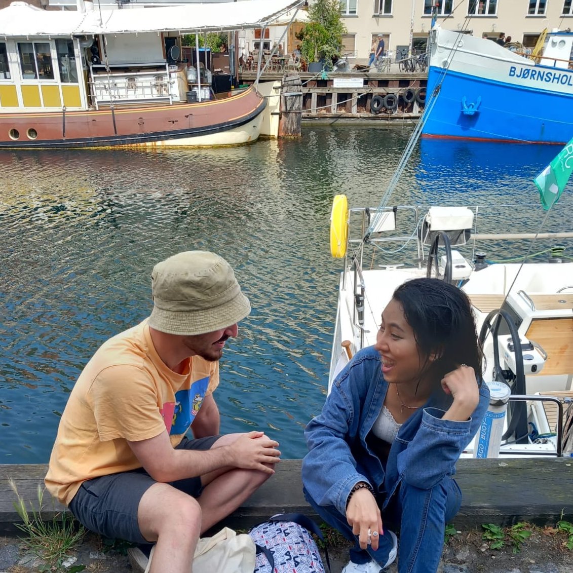 Bugün Nyhavn'da bu arkadaş yanıma yaklaşıp fotoğrafımı çeker misin dedi, çok güzel pozlar verirken bir anda suya düştü, zor kurtardık 😂