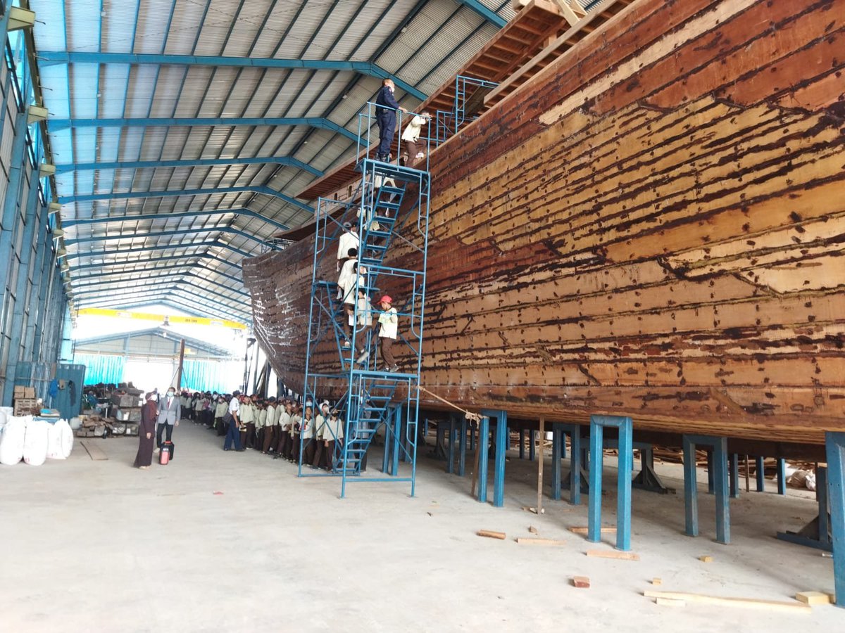 Kalap-kapal tradisional produksi "sekte" A.Z.
Saya sebut sekte karena masih banyak simpang siur tentang ajaran yang diterapkan di dalam lingkungan mereka.

Lokasi pembuatan adalah lokasi yang telah disegel oleh PemKab sejak 2020, tetapi sampai sekarang masih beroperasi.

Negara