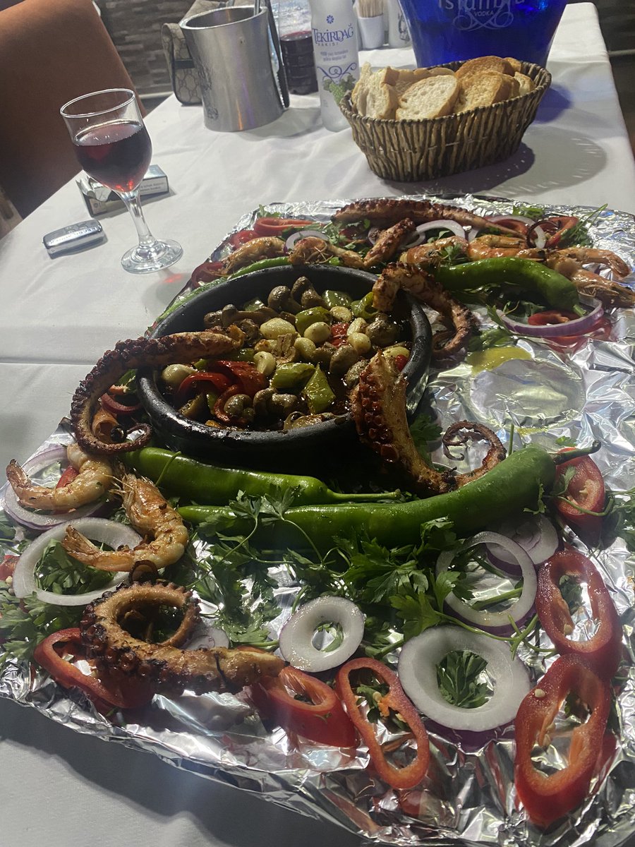 Burası istanbul Samatya bu masa 6 bin tele hesap ödedik nasıl olcak bu dünyanın halliii