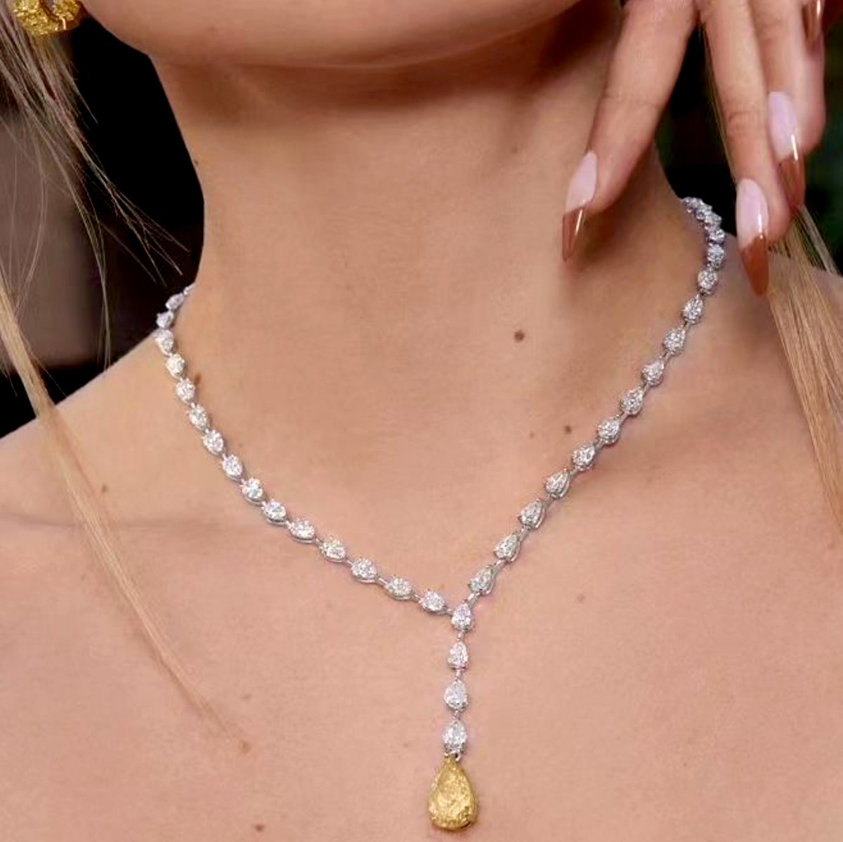 GroganJewelers's tweet image. Feel the sparkle of elegance at every move with this one-of-a-kind, fancy yellow diamond drop pear shape necklace from Norman Silverman. 
#NormanSilverman #YellowDiamond #Pearshape #diamomdnecklace