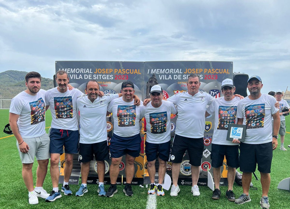 FutbolCatalunya's tweet photo. Els PROTAGONISTES #futbolcat d'Eduardo Berzosa
@cfblancasub 

L'entitat sitgetana va recordar aquest passat cap de setmana a la seva alma mater JOSEP PASCUAL 'Cano'. Tota la família va rebre l'afecte dels aficionats (Xavi Pascual, Isabel, el seu cunyat Jaume...) https://t.co/a2NeMXYeO7