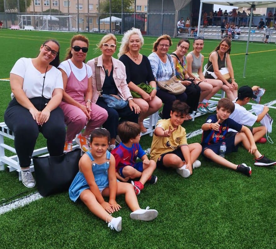 FutbolCatalunya's tweet photo. Els PROTAGONISTES #futbolcat d'Eduardo Berzosa
@cfblancasub 

L'entitat sitgetana va recordar aquest passat cap de setmana a la seva alma mater JOSEP PASCUAL 'Cano'. Tota la família va rebre l'afecte dels aficionats (Xavi Pascual, Isabel, el seu cunyat Jaume...) https://t.co/a2NeMXYeO7