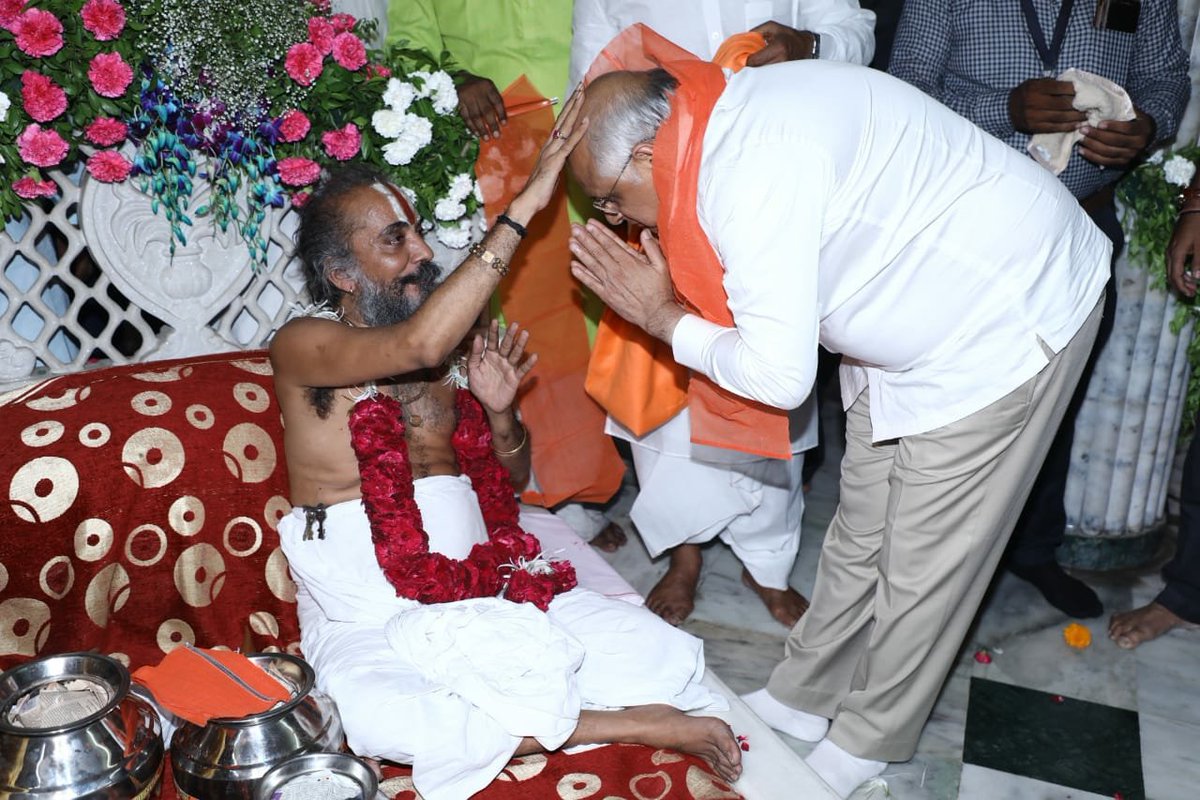 BJP4Gujarat's tweet photo. રથયાત્રાની પૂર્વસંધ્યાએ મુખ્યમંત્રી શ્રી @Bhupendrapbjp એ અમદાવાદના શ્રી જગન્નાથજી મંદિરમાં દર્શન અને સંધ્યા આરતી કરી. આ પ્રસંગે મુખ્યમંત્રીશ્રીએ શ્રી જગન્નાથજી મંદિરના પૂજ્ય મહંત શ્રી દિલીપદાસજી મહારાજના આશીર્વાદ લીધાં. https://t.co/eoHKeNUCqg