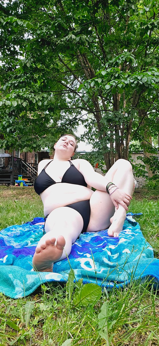 Monstrous_cutie's tweet photo. I'm clearly the pinnacle of keeping up with my socials 😜
.
.
#goth #chubby #footf https://t.co/x2KTHqlTpx
