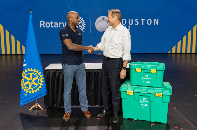 RotaryBrasil's tweet image. A ShelterBox, parceira do Rotary para assistência em casos de desastres, mostra que é possível fazer mudanças significativas para reduzir o impacto ambiental de uma organização, sem comprometer a qualidade ou a eficácia de seus serviços. Saiba mais: on.rotary.org/3JkVBnS