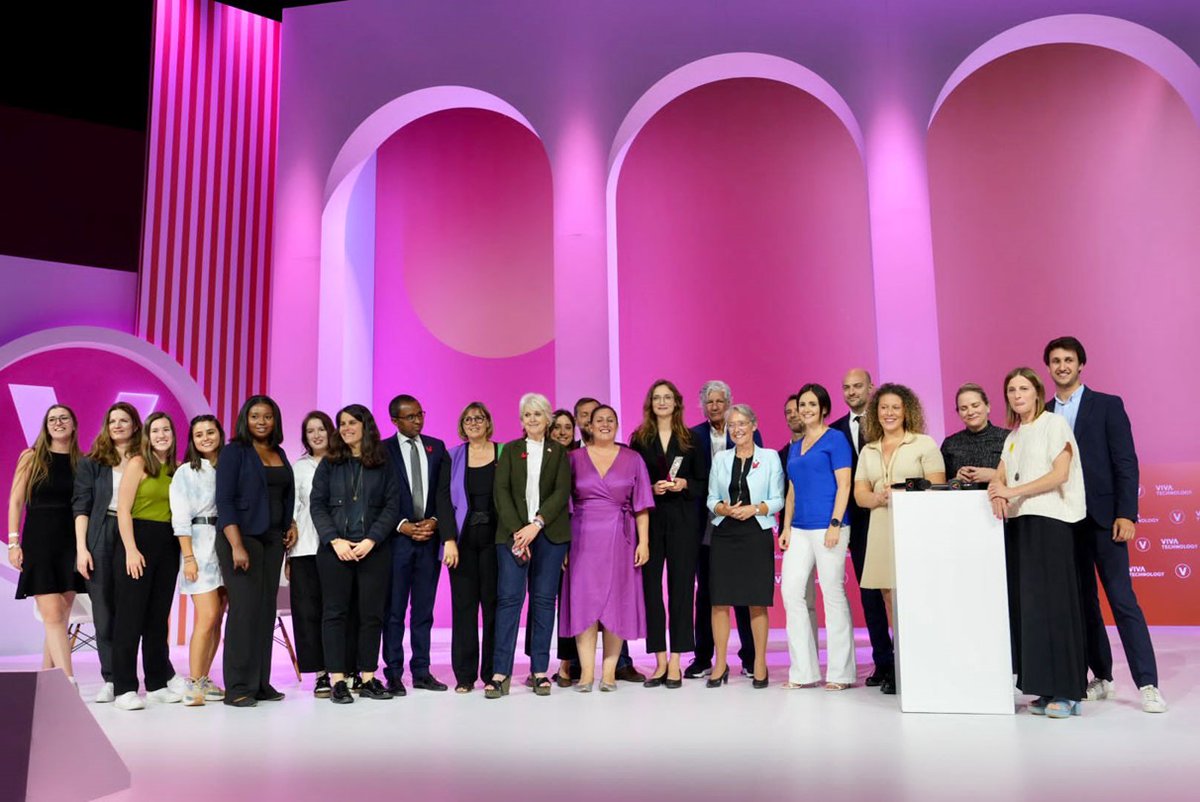 udecoene's tweet photo. #MoreWomenInTech, key to innovation! Even 🇫🇷 PM @Elisabeth_Borne was at #FemaleFounderChallenge.
Congrats to @zuzanna_pathway who won AXA's "Coup de ❤️" award and will be mentored by Delphine Icart, CEO of Healthanea.

👌@50inTech &amp; @Vivatech https://t.co/zu3s77oEYG
