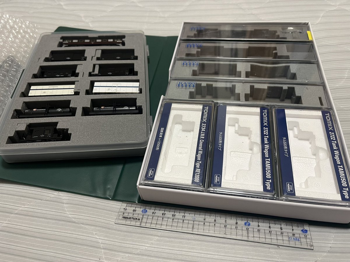 mlck_lab's tweet image. 一昨日伺った 3D 鉄道模型まつり@ホビセンカトーにて、Nshell さんの例のウレタンに今度は二軸貨車を入れてみました（カットするのにかなり時間かかった……）
これで二軸貨物のセットを持ち歩くのに使っていたデカブツケースとはおさらばです……(っ´︶`)ﾉﾞ
大変スッキリした(((

#Nshell