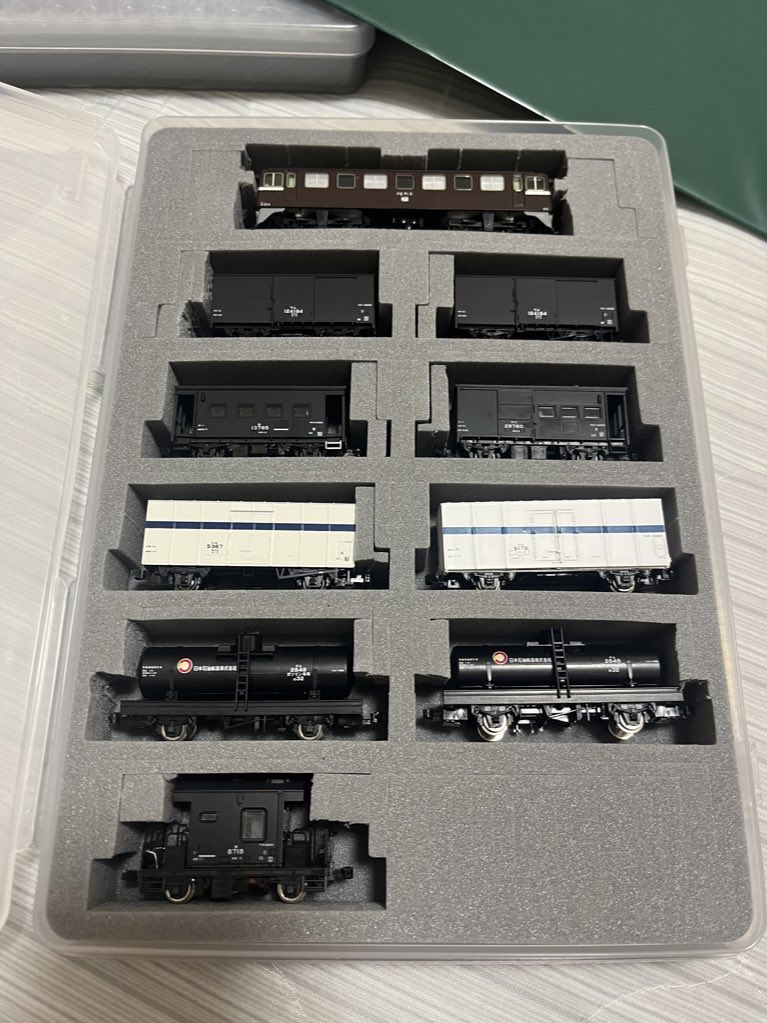 mlck_lab's tweet image. 一昨日伺った 3D 鉄道模型まつり@ホビセンカトーにて、Nshell さんの例のウレタンに今度は二軸貨車を入れてみました（カットするのにかなり時間かかった……）
これで二軸貨物のセットを持ち歩くのに使っていたデカブツケースとはおさらばです……(っ´︶`)ﾉﾞ
大変スッキリした(((

#Nshell