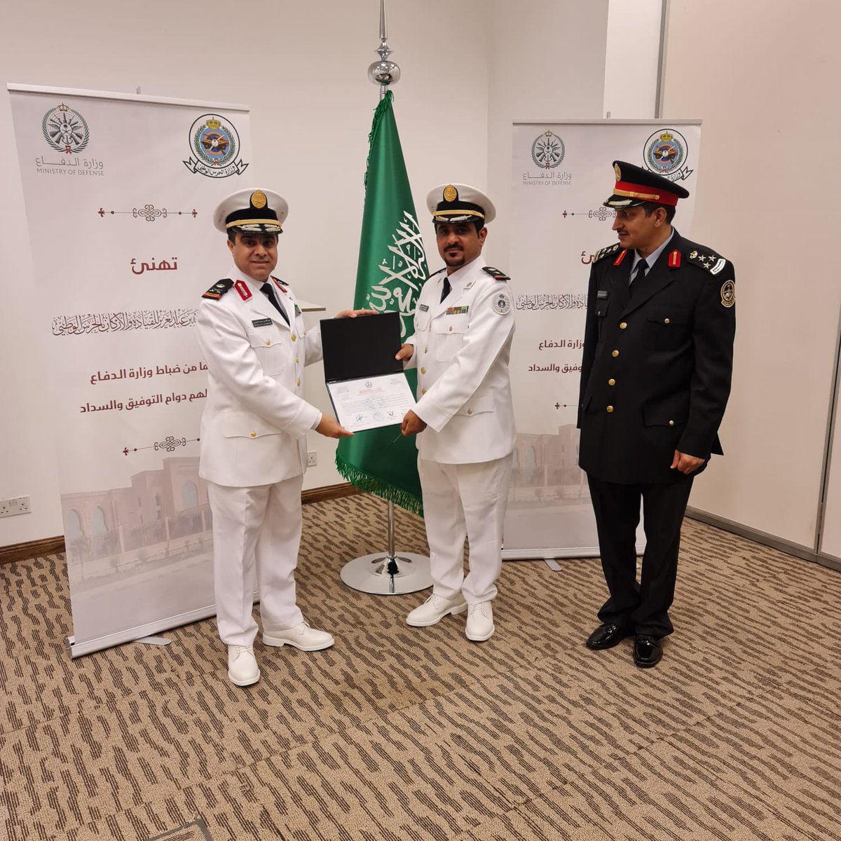 alutman_22's tweet photo. نبارك لإبن العم المقدم منيف بن حامد الراشد الرزني حصوله على الماجستير بالعلوم العسكرية مع مرتبة الشرف وذلك من كلية الملك عبدالله بن عبدالعزيز للقيادة والأركان  .. https://t.co/3C3E6N94iJ