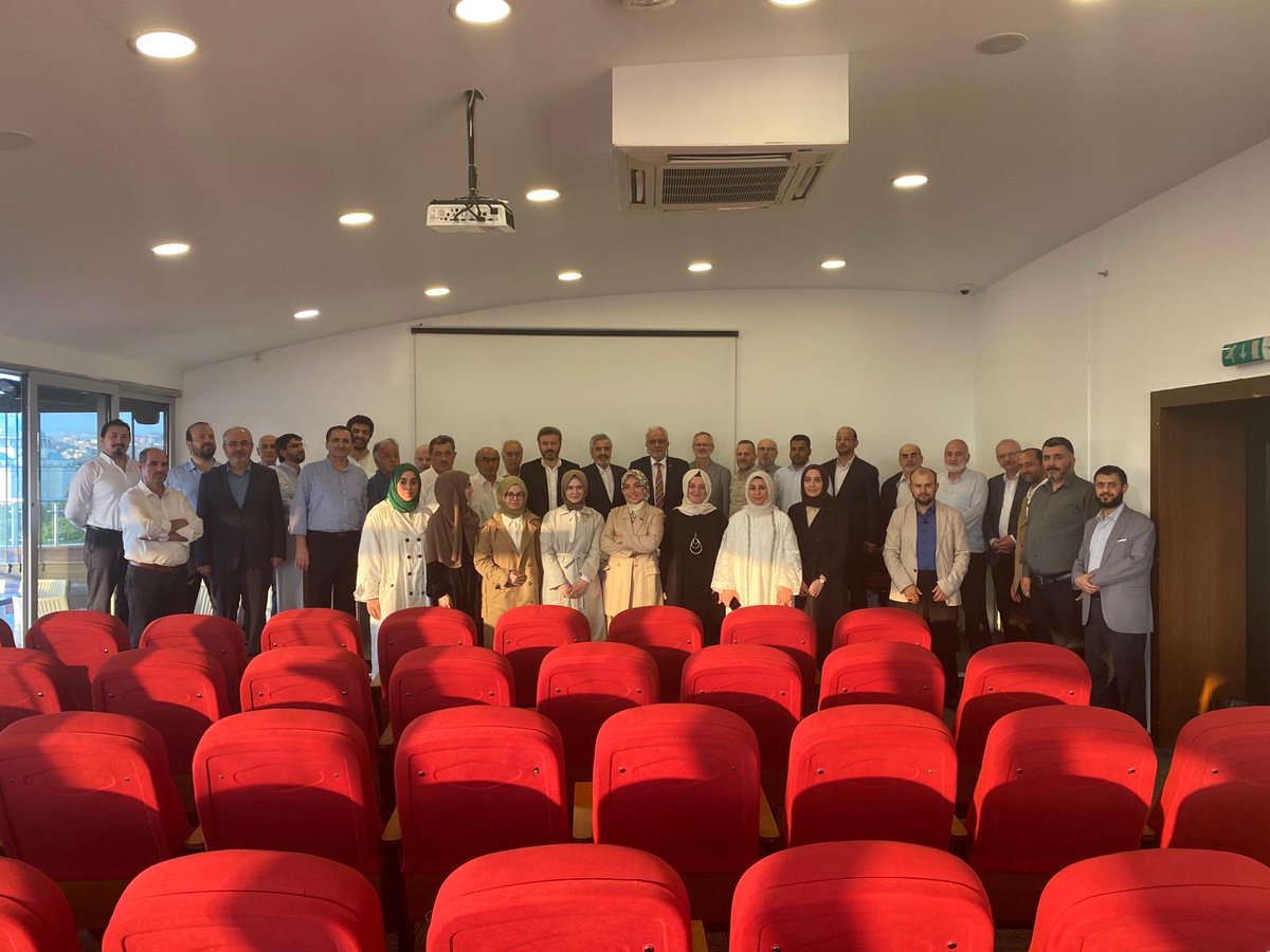 Sn. Rektörümüz <a href="/ACAcar10/">Ahmet Cevat Acar🇹🇷</a> Altunizade yerleşkemizde Fakülte <a href="/izuiif/">İZÜ İslami İlimler Fakültesi</a> idareci ve hocalarımızla bir araya geldi. Sn. Dekanımız <a href="/HKamilYILMAZ/">Hasan Kamil YILMAZ</a> ‘ın çerçeve açış konuşmasından sonra samimi bir ortamda Rektörümüzü dinleyip hasbihal edip müstefad olduk. Teşekkür ediyoruz.