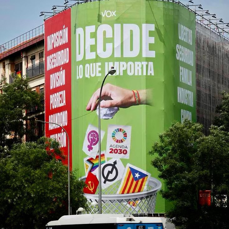 Lidia_San_Jose's tweet photo. Este partido considera desechables a las mujeres (a todas, amigas, independientemente de tu ideología) pq ese símbolo morado nos representa.
Además de personas lgtbi, con otra ideología, etc…
En democracia no se debería permitir el odio hacia lo no patriarcal y heteronormativo https://t.co/fybhboJlsj