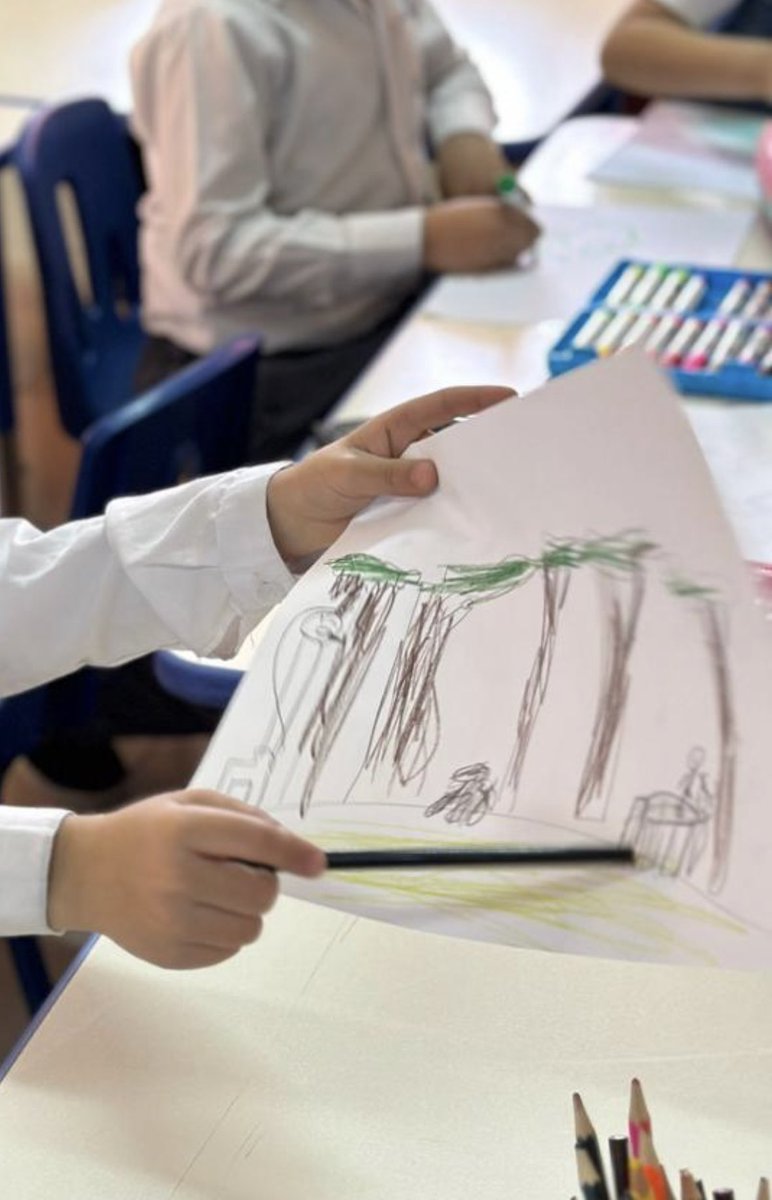 sumaya_kb's tweet photo. ومن خلالها أكتشفنا حرف الأسبوع

غ - غابة🌲
غ - غيمة🌧️
غ - غوريلا 🦍
غ - غزال🦌
غ - غراب

وختمنا الدرس برسم الغابة التي شاهدنا في مُخيلتنا😍✨ https://t.co/PndW7x7Qq5