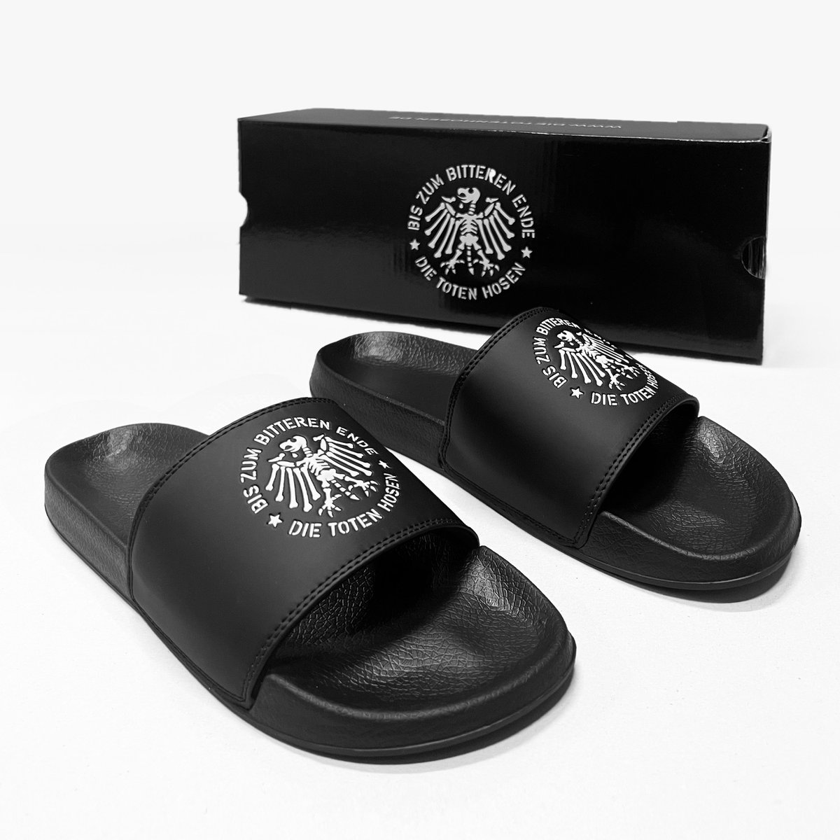 Längst nicht mehr nur im Schwimmbad angesagt, sondern auch am Arbeitsplatz als Schuhwerk akzeptiert: Die guten alten Badelatschen, verziert mit dem #DieTotenHosen-Adler. Unverzichtbar! Die Schlappen bekommt Ihr hier im Kaufmich-Shop » bit.ly/3pd0Krg