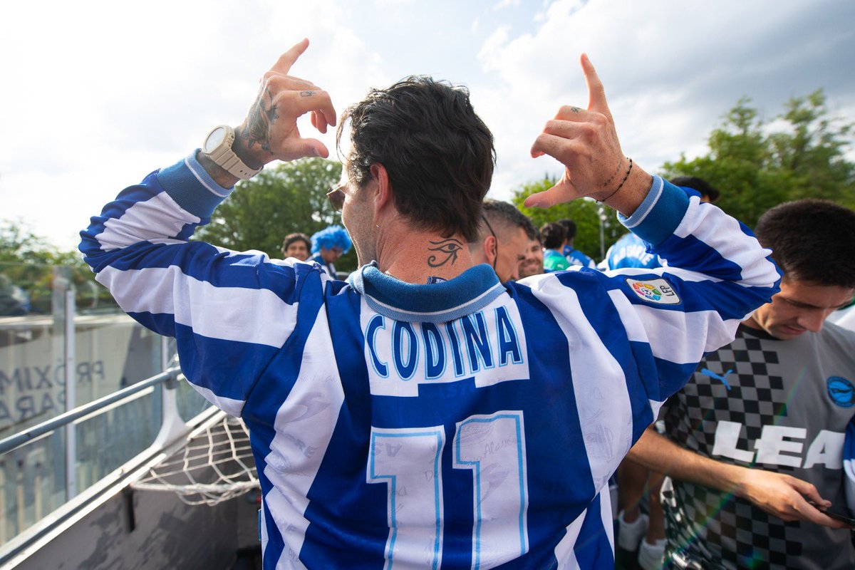 Alaves's tweet photo. Define nostalgia.

#SomosDePrimera 🔵⚪️ https://t.co/6r038xGUrJ