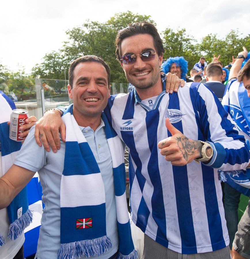 Alaves's tweet photo. Define nostalgia.

#SomosDePrimera 🔵⚪️ https://t.co/6r038xGUrJ