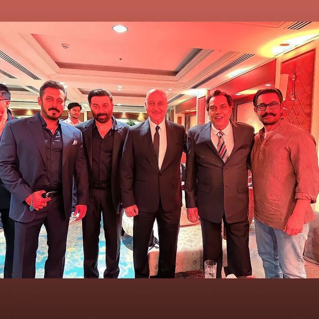 Latest Pic Of Megastar #SalmanKhan With #SunnyDeol , #AnupamKher , #Dharmendra & #AamirKhan At #KaranDeolWedding Reception ❤

#Tiger3 #BiggBossOTT