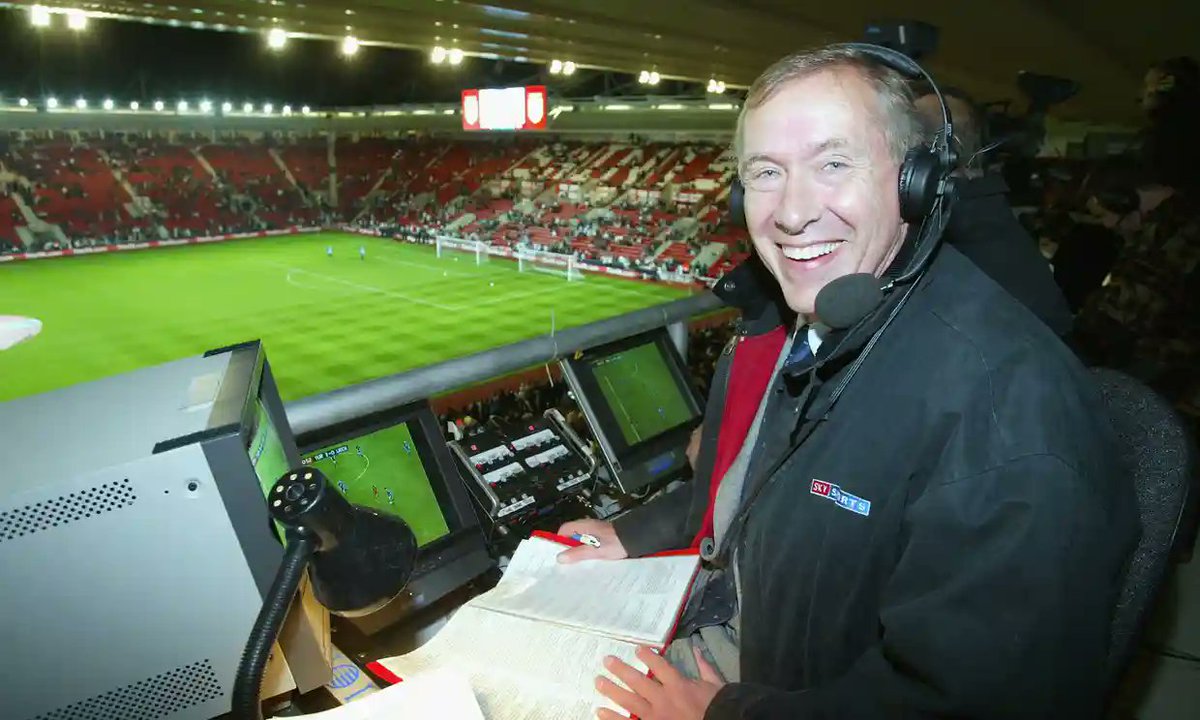 G_Cobianchi's tweet photo. È notizia di ieri che il leggendario telecronista Martin Tyler lascerà Sky Sports dopo 33 anni di onorato servizio.

Tyler è un'istituzione e tutti, appassionati di Premier e non, hanno avuto modo di sentire le sue telcronache.

Ripercorriamo le più celebri in un thread rumoroso: https://t.co/RB591CAU4b