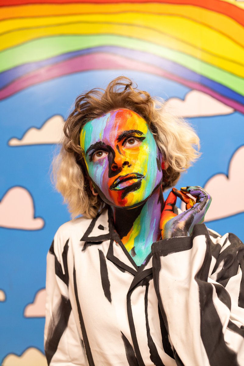 AlexaMeadeArt's tweet photo. .@Desmond_amazing becomes one with the #rainbow 

#alexameadeart #desmondisamazing #desmondnapoles #livingpainting #interactiveart #wonderlanddreams https://t.co/imnAoaMq8z