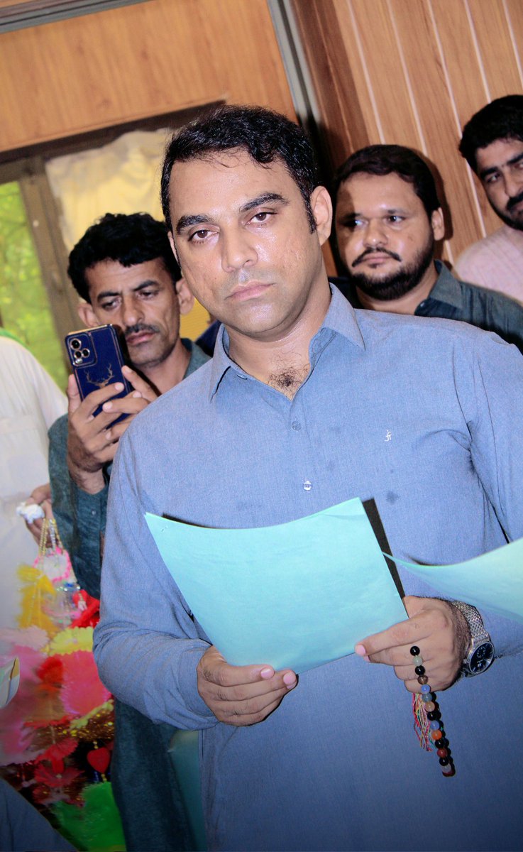 Naveed_mahar's tweet photo. Alhamdulillah took oath as an elected representative of Public & immediately visited tomb of Martyrs at Garhi Khuda Bux to pay homage.Afterwards reached home town & welcomed warmly by public.Finally seated on Chair as a Chairman town.Thanks to @BBhuttoZardari & party leadership for such support.i again vow that I will try my best to maintain public trust.
