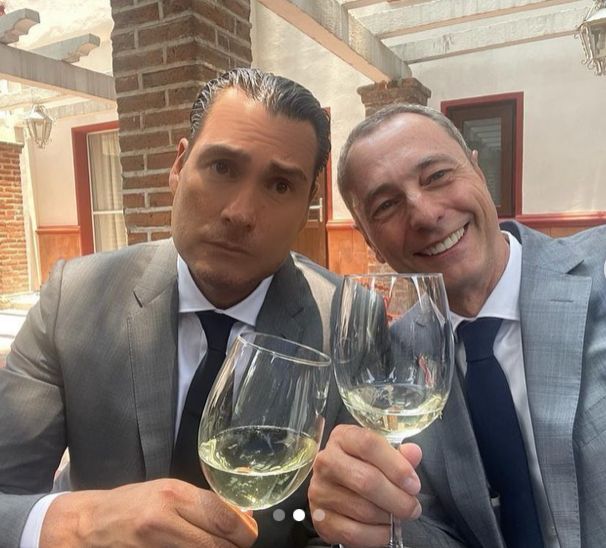 NewsSanmiguel's tweet photo. COLUMNA NEWS: 
- ¿Sabías que el "boom" de los viñedos no es porque Guanajuato sea muy fértil? es porque sus dueños tienen un cargo público. 

@aldo_marquez @JJGueroAlvarez
@juanrendonlopez @vino_gto 
#SanMigueldeAllende 
https://t.co/CRKSzzImul https://t.co/8jUz4G7VX7