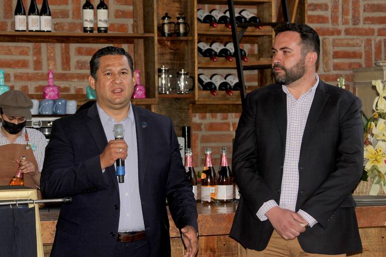 NewsSanmiguel's tweet photo. COLUMNA NEWS: 
- ¿Sabías que el "boom" de los viñedos no es porque Guanajuato sea muy fértil? es porque sus dueños tienen un cargo público. 

@aldo_marquez @JJGueroAlvarez
@juanrendonlopez @vino_gto 
#SanMigueldeAllende 
https://t.co/CRKSzzImul https://t.co/8jUz4G7VX7