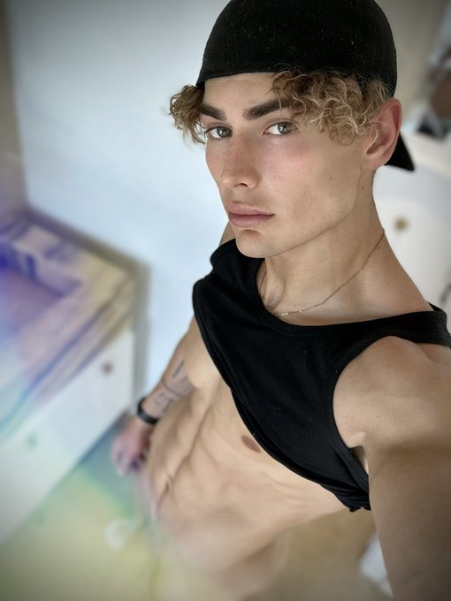 RT if you like snapback boys 🧢💙 https://t.co/zYGUM7iyAJ<a href="/tag/spoileralert"class="tags"><span>#spoileralert</span></a>