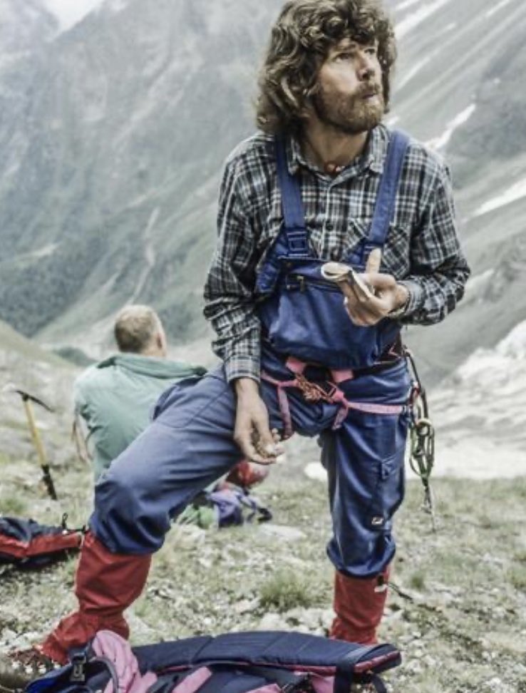 🚨🏔La légende Reinhold Messner. L’Italien originaire du Tyrol est le premier alpiniste à avoir réussi l’ascension des 14 sommets de plus de 8000 mètres d’altitude de la planète, et est également le 1er homme à avoir gravi l’Everest sans oxygène &amp; en solitaire (1980). Immense !