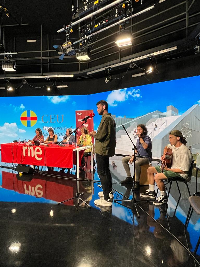 La directora del programa <a href="/x3razonesRNE/">Por tres razones</a>, <a href="/MamenAsencio/">Mamen Asencio</a>, emite un programa especial en directo desde el plató de la Fac. De Hum. y Com. de <a href="/USPCEU/">Universidad CEU San Pablo</a> con nuestras profesoras <a href="/MariaSaavedraI/">María Saavedra</a> y Amalia Pedrero, y Manuel Lucena, director Cátedra del Español y la Hispanidad.
▶️ Retomará