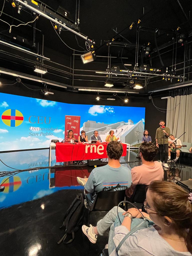 FundacionCEU's tweet photo. La directora del programa @x3razonesRNE, @MamenAsencio, emite un programa especial en directo desde el plató de la Fac. De Hum. y Com. de @USPCEU con nuestras profesoras @MariaSaavedraI y Amalia Pedrero, y Manuel Lucena, director Cátedra del Español y la Hispanidad.
▶️ Retomará la temática del seminario celebrado en #CEU: "Español, idioma peregrino".