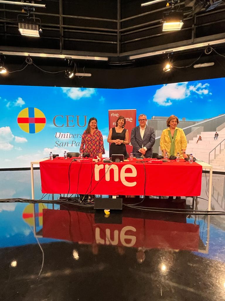 FundacionCEU's tweet photo. La directora del programa @x3razonesRNE, @MamenAsencio, emite un programa especial en directo desde el plató de la Fac. De Hum. y Com. de @USPCEU con nuestras profesoras @MariaSaavedraI y Amalia Pedrero, y Manuel Lucena, director Cátedra del Español y la Hispanidad.
▶️ Retomará la temática del seminario celebrado en #CEU: "Español, idioma peregrino".