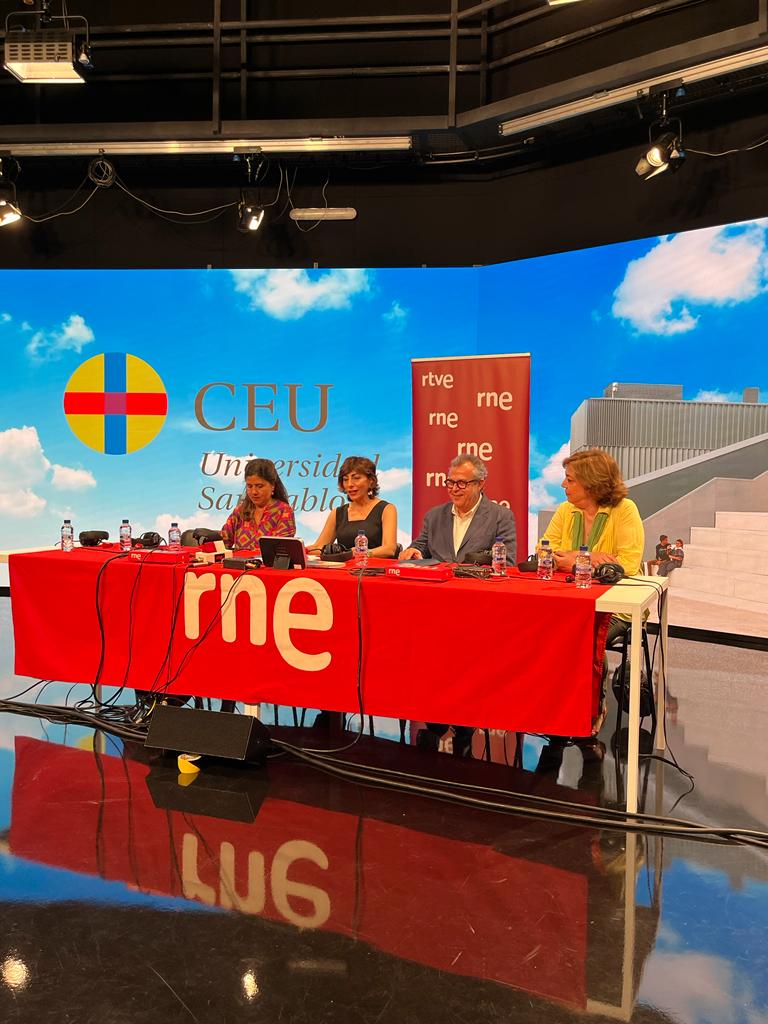 FundacionCEU's tweet photo. La directora del programa @x3razonesRNE, @MamenAsencio, emite un programa especial en directo desde el plató de la Fac. De Hum. y Com. de @USPCEU con nuestras profesoras @MariaSaavedraI y Amalia Pedrero, y Manuel Lucena, director Cátedra del Español y la Hispanidad.
▶️ Retomará la temática del seminario celebrado en #CEU: "Español, idioma peregrino".