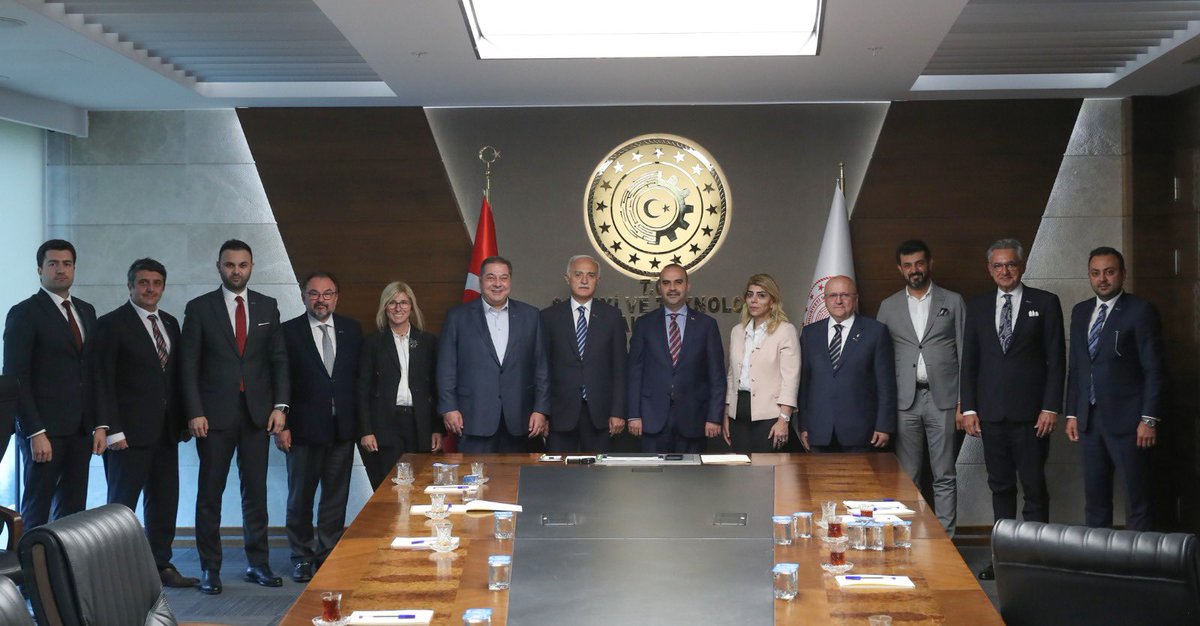 Ankara'daki günümüzü, Sanayi ve Teknoloji Bakanımız Sn. Mehmet Fatih Kacır’ı makamında ziyaret ederek tamamladık.

Geniş bir perspektifte konularımızı konuştuğumuz toplantımız ve değerlendirmeleri için Sn Bakanımıza teşekkür ederiz. 

Sayın Bakanımızın yeni görevi hayırlı olsun.
