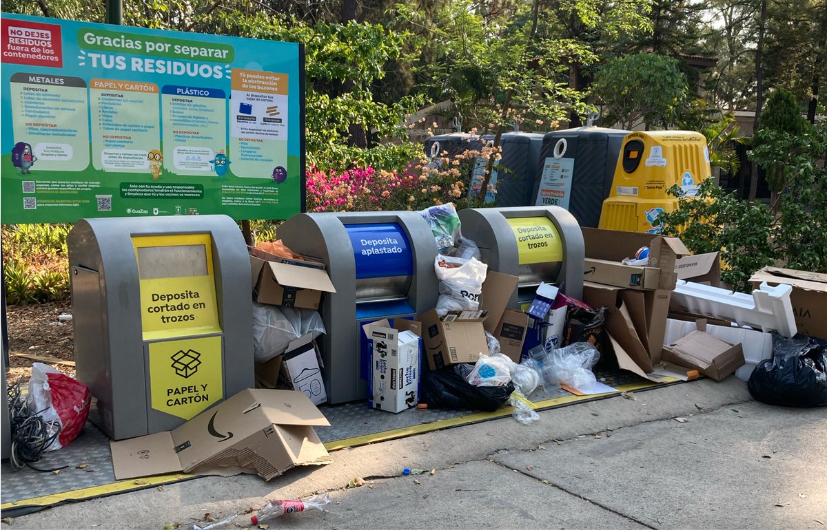 antpau's tweet photo. Así la mayoría de los "puntos limpios" en Zapopan; meses que no pasan a llevarse el reciclaje en Cd. Granja, Parque Metropolitano, Eca Do Queros, etc @ZapopanGob @Linea_Zapopan @JuanJoseFrangie Zapopan es un basurero. https://t.co/3GMDfZvawA