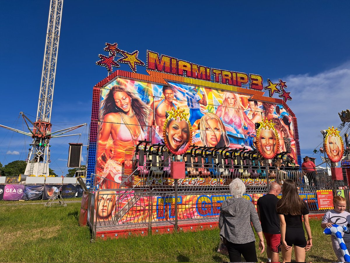 1997whovian's tweet photo. Afternoon at the hoppings! #thehoppings #hoppings https://t.co/2o044lUx2i