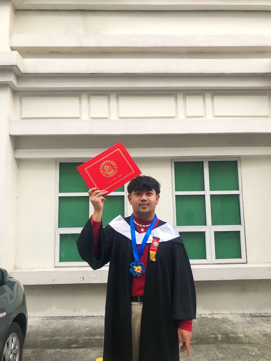 user_12101999's tweet photo. Siri, play "We Did It" by Dora the explorer! 🎓 https://t.co/3C7t7WNxpR