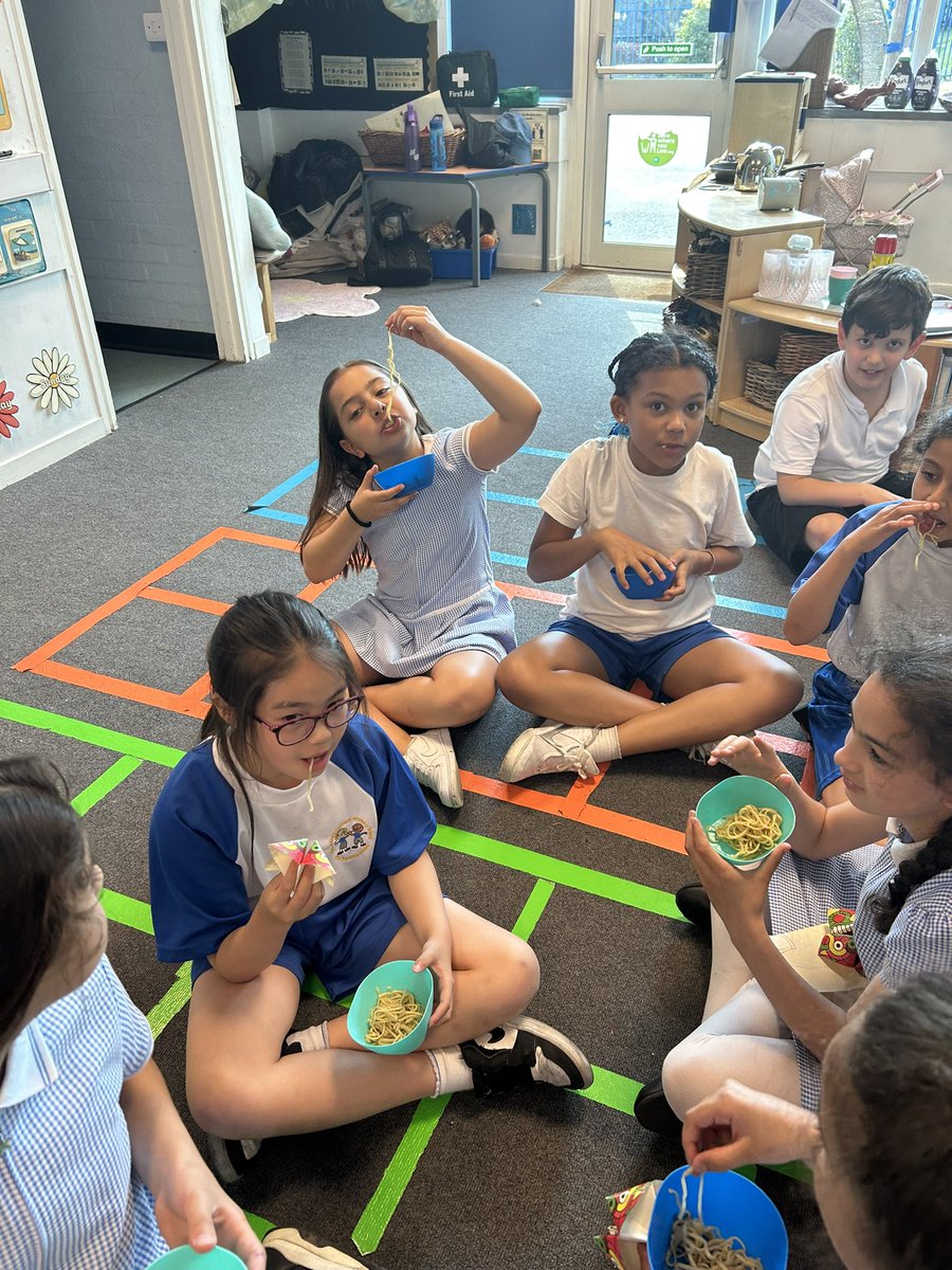 AlderclassEYFS2's tweet photo. Last week in All Around the World club we learnt all about China 🇨🇳 
We even tasted noodles and made our own paper Chinese chatterboxes! https://t.co/eHew7vLr6M