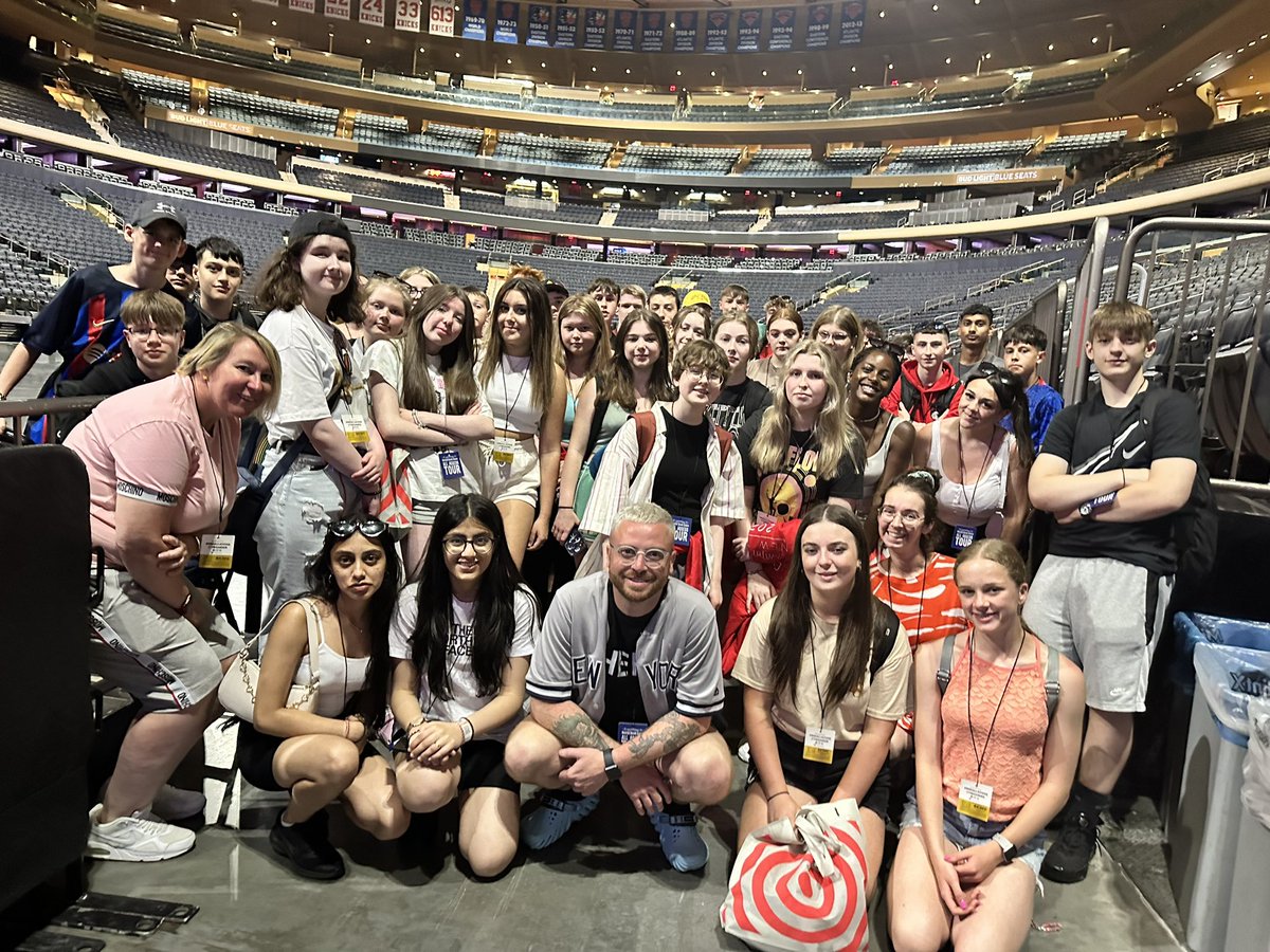 WCHSTechnology's tweet photo. Madison Squares Garden tour and a quick shopping spree!! 🤑#splashingthecash @WchsCreative https://t.co/lfItl9s2Mu