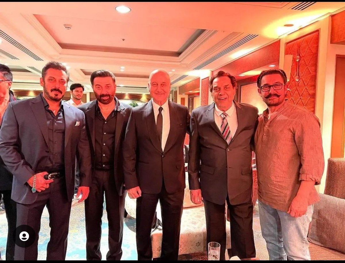 Freak4Salman's tweet photo. What a picture 🔥🔥🔥🔥🔥🔥🔥🔥

Megastar #SalmanKhan with #AamirKhan, Dharam paaji, Sunny Deol and Anupam kher at Karan Deol's reception. https://t.co/lSo0Tie521