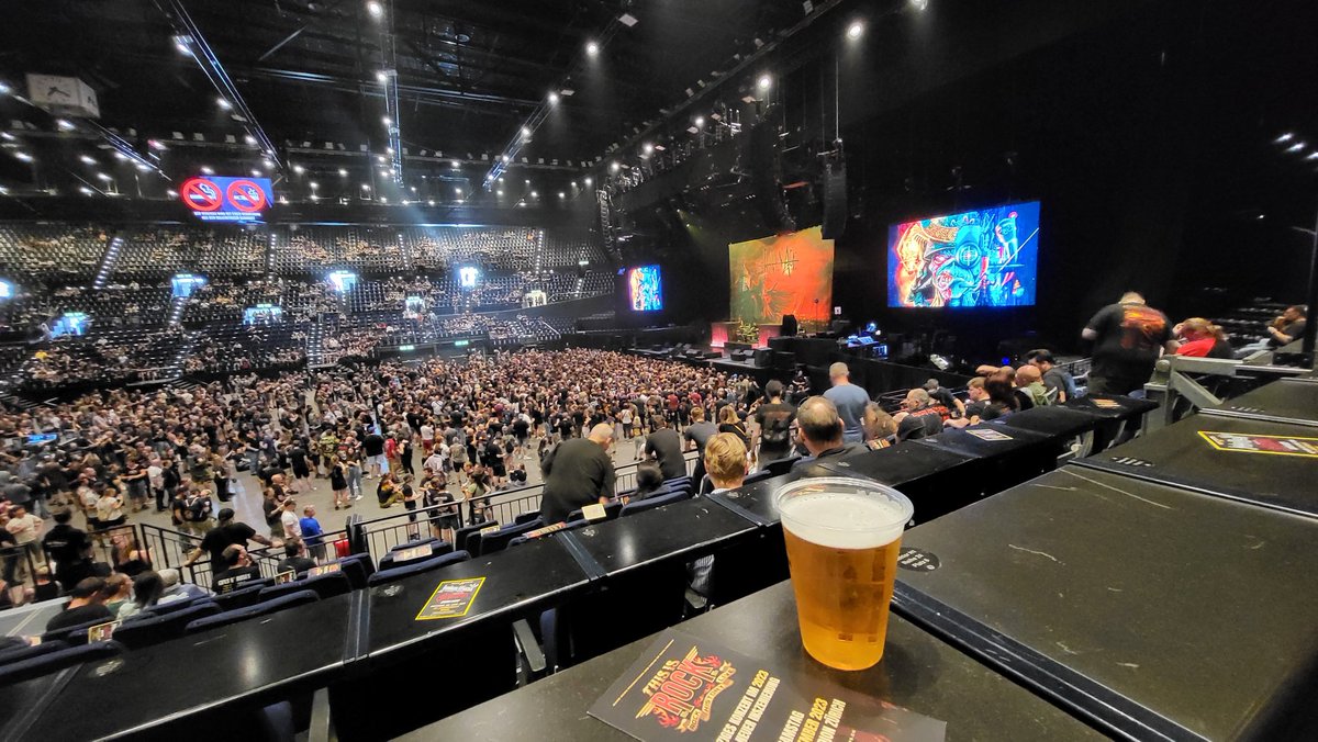 Dangge <a href="/Blickch/">Blick </a> für die geile Tickets 😍 sogar e Tischli fürs Bier.