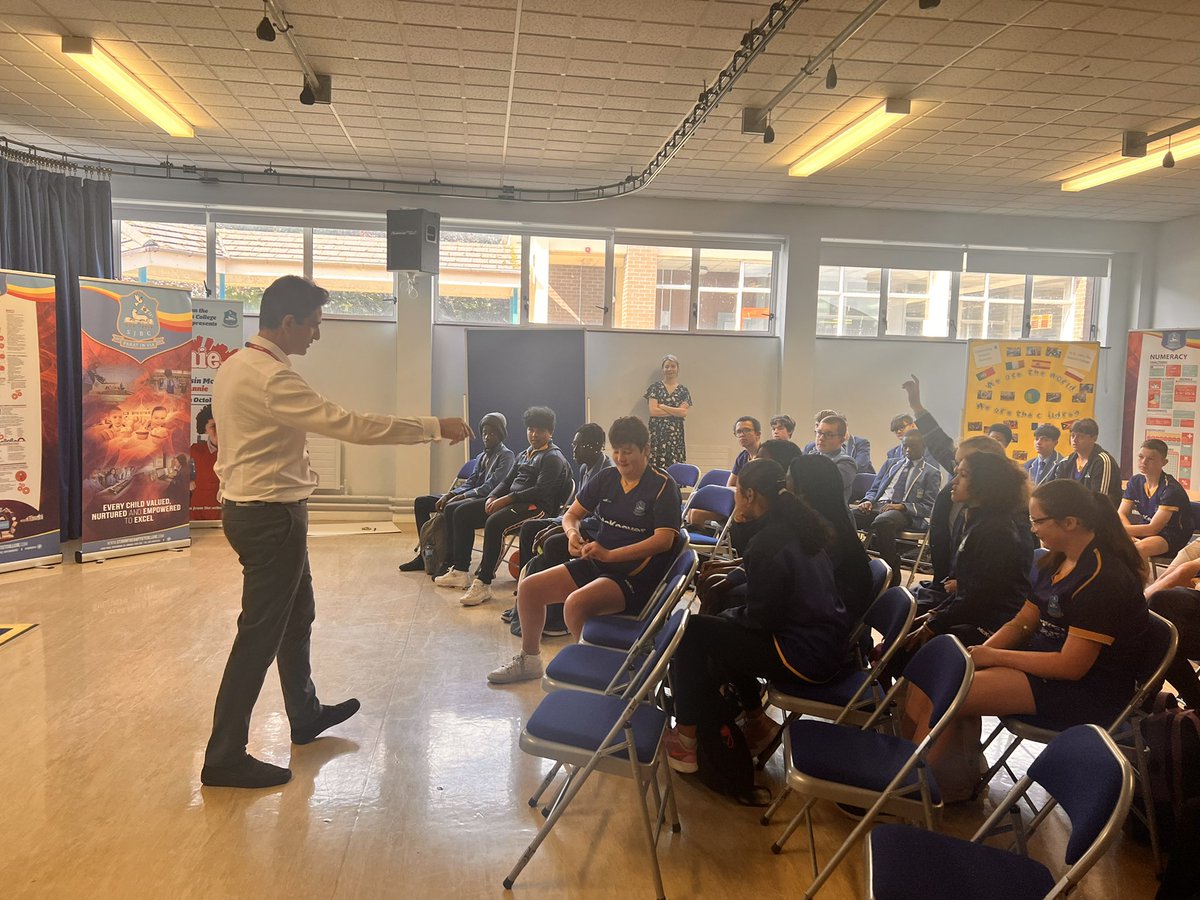 Today our pupils were learning about managing money and planning for their future with financial advice from financial expert Marco Schwartz. Marco is from the Davy Group courtesy of the 'City Pay it Back' charity. Well done everyone 👏🏻👏🏻