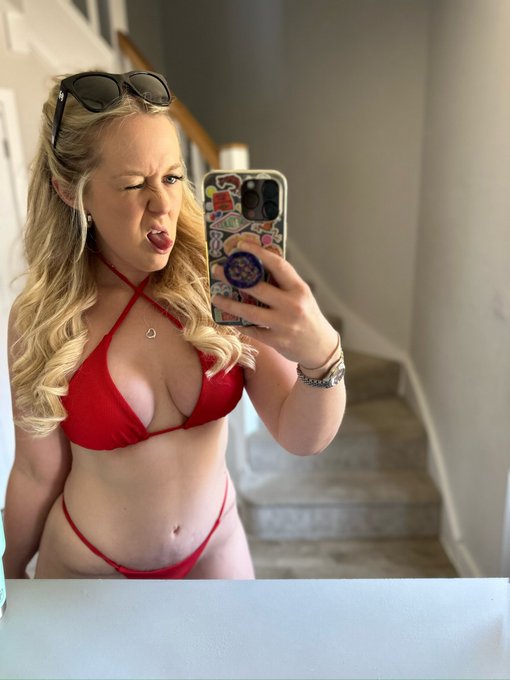 New bikini 👙 https://t.co/6Ak756h5MV