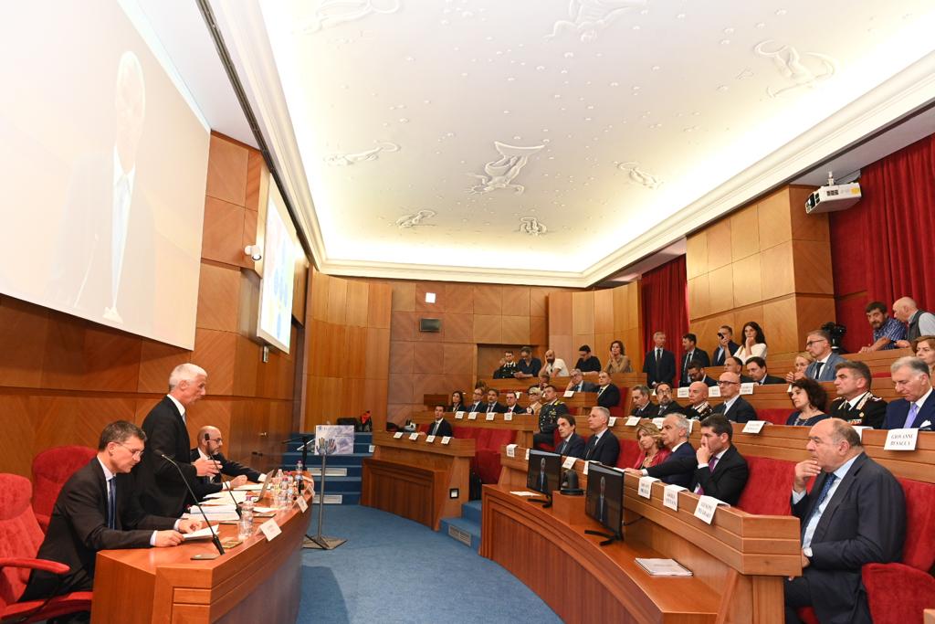 poliziadistato's tweet photo. #19giugno Convegno per i 25 anni del Trattato di Roma, istitutivo della Corte penale internazionale. Presentato Rapporto #Oscad sullo stato della tutela dei diritti umani e del contrasto ai crimini d’odio a livello mondiale.
https://t.co/048JCDppeW
#essercisempre https://t.co/dxCE4u6j1q
