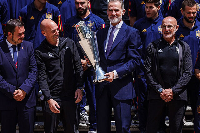 NachoEced's tweet photo. Que narices hace el presidente de la #RFEF #Rubiales en chandal en la audiencia con el Rey. El no es jugador ni entrenador. Es que no sabe estar, es una vergüenza…esperemos que se vaya pronto. https://t.co/1BYydW5CtK