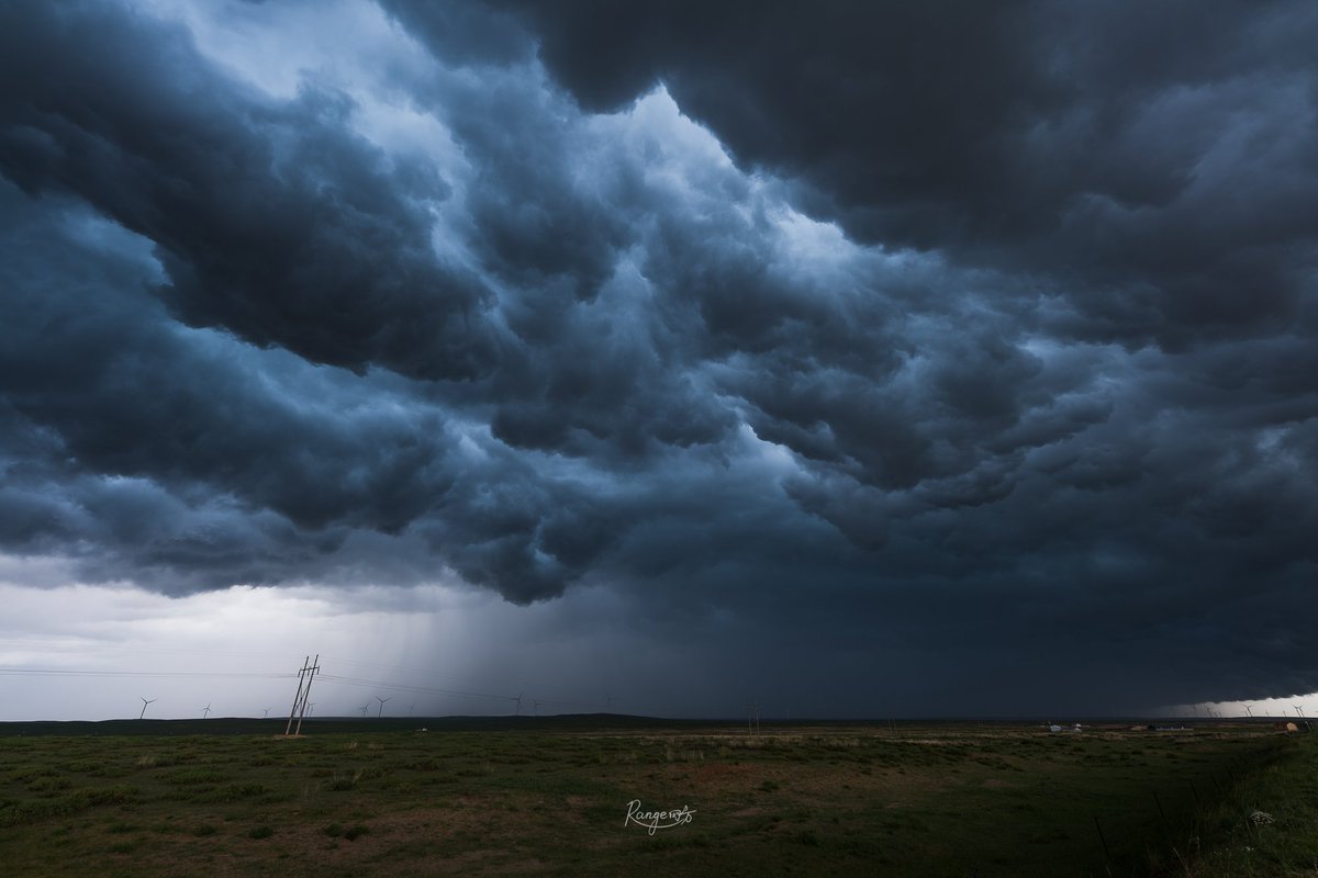 YijingLiu7's tweet photo. The best shelf clouds and whale's mouth I have ever shot!Today when I was chasing a squall line in north China prairie,it suddenly turned into a classic bow-echo which made me rushed to southeast area and then I got such a wonderful shelf clouds ahead of this storm.@MikeOlbinski https://t.co/8DoDVMyos9