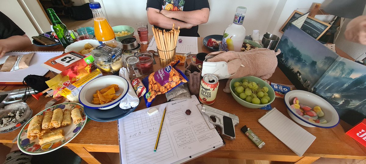 KaossBells's tweet photo. Meine PnP Truppe hat sich gestern endlich an T.E.A.R.S. getraut. 🧟🩸🥳 Chaotisch, laut und unglaublich witzig. Vorwissen als zufällige Vermutung zu verpacken war gar nicht so einfach 🤣 Bis auf die NPCs leben aber noch alle. @DerHauge @Bimon @EtienneToGo @boedefeld_ @budnoob https://t.co/yqJ29J6S8e