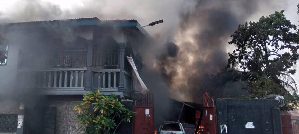 sierraeyesalone's tweet photo. Reports from Bo say that the office of the opposition @APCofficial2023 is on fire. The house is believed to be the house of the party chair lady Cecelia Ngobeh. #SierraLeonedecides2023 https://t.co/wf5WNC7bat