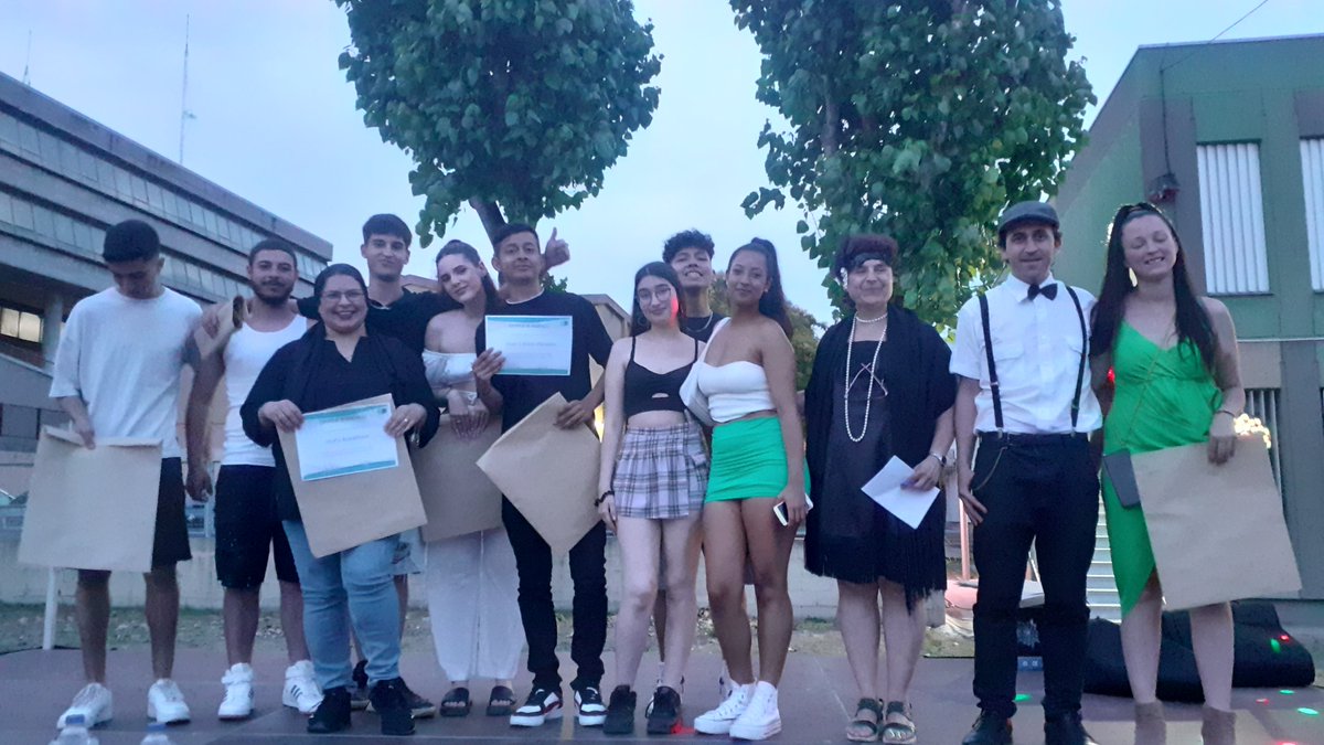 CfaCornella's tweet photo. En el marc de la #FestaFiDeCurs, els alumnes de #GES2 van recollir l'orla i el diploma, un cop acabat el seu cicle d'estudis per obtenir el #Graduat en #EducacióSecundària. Moltes felicitats a tots i totes!! 🥰🎉 #FestaCFA #SomCFA @educaciocat @culturacornella @CRPCornella https://t.co/D0nN0YjvQ0