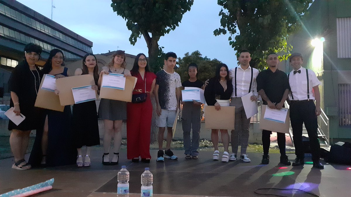 CfaCornella's tweet photo. En el marc de la #FestaFiDeCurs, els alumnes de #GES2 van recollir l'orla i el diploma, un cop acabat el seu cicle d'estudis per obtenir el #Graduat en #EducacióSecundària. Moltes felicitats a tots i totes!! 🥰🎉 #FestaCFA #SomCFA @educaciocat @culturacornella @CRPCornella https://t.co/D0nN0YjvQ0