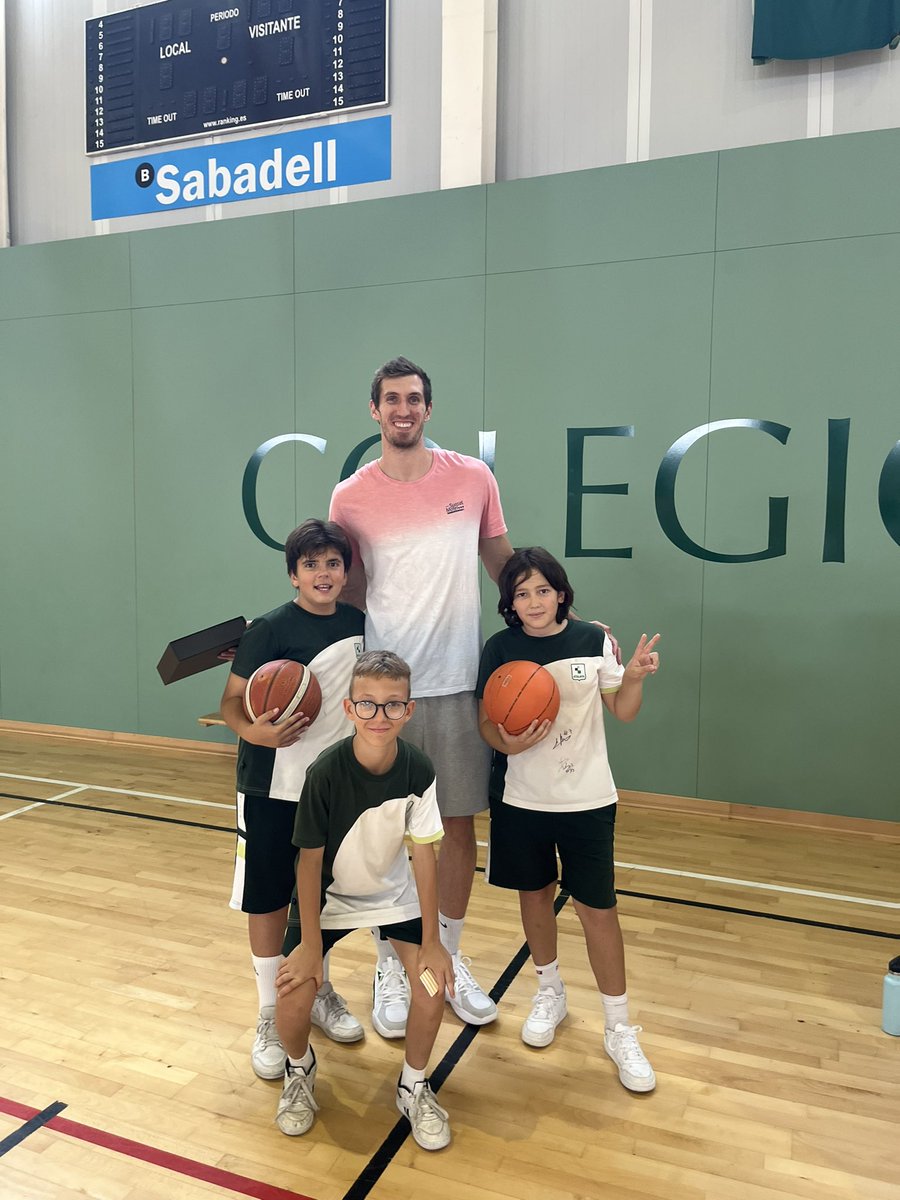 Hoy hemos tenido la visita de <a href="/anaajimenez16/">Ana Jiménez</a> jugadora profesional de <a href="/Lasallemelilla/">La Salle Melilla</a> y de <a href="/ErRuben33/">Rubén Guerrero Pino</a> jugador profesional de <a href="/OBRADOIROCAB/">OBRADOIRO CAB</a> Muchas Gracias por la visita y por llenar de ilusión a nuestros chicos y chicas. 💚💚🏀🏀<a href="/ColegioAtalaya/">Colegio Atalaya</a> <a href="/FAB_Malaga/">FAB Málaga</a>