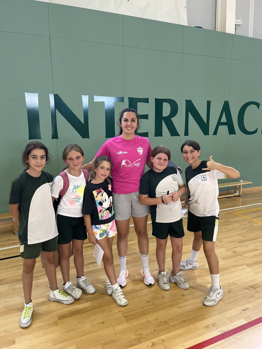 CDC_Atalaya's tweet photo. Hoy hemos tenido la visita de @anaajimenez16 jugadora profesional de @Lasallemelilla y de @ErRuben33 jugador profesional de @OBRADOIROCAB Muchas Gracias por la visita y por llenar de ilusión a nuestros chicos y chicas. 💚💚🏀🏀@ColegioAtalaya @FAB_Malaga https://t.co/7VZYE6ArZb